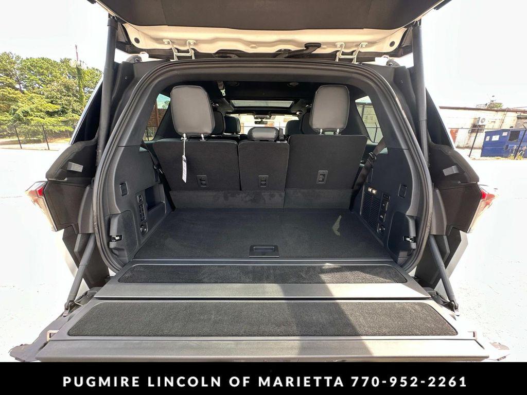 new 2025 Lincoln Navigator car, priced at $106,440