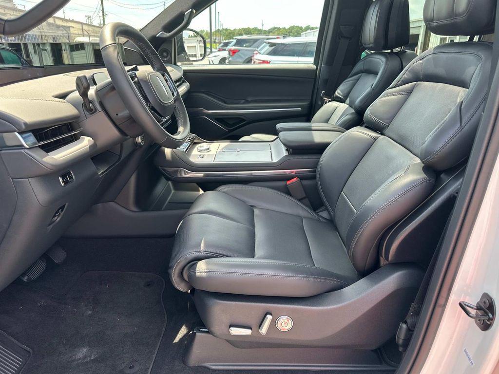 new 2025 Lincoln Navigator car, priced at $102,182