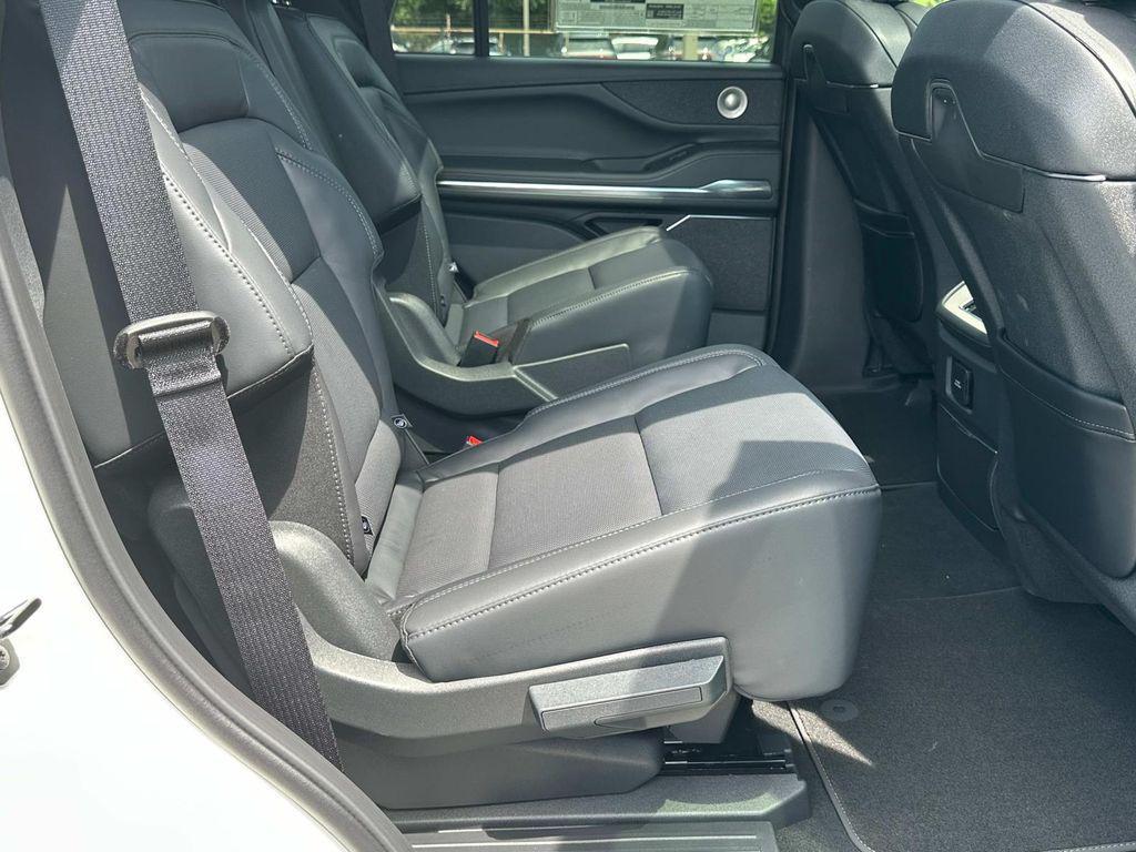 new 2025 Lincoln Navigator car, priced at $102,182