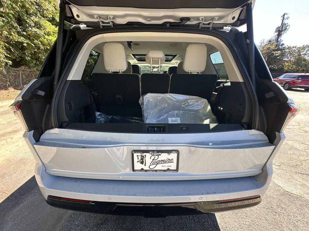 new 2025 Lincoln Navigator car, priced at $99,442