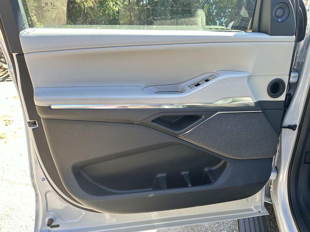 new 2025 Lincoln Navigator car, priced at $99,442