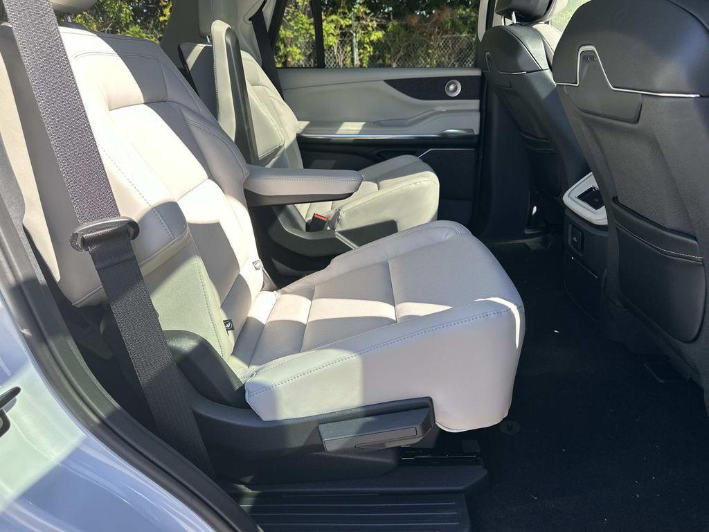 new 2025 Lincoln Navigator car, priced at $99,442