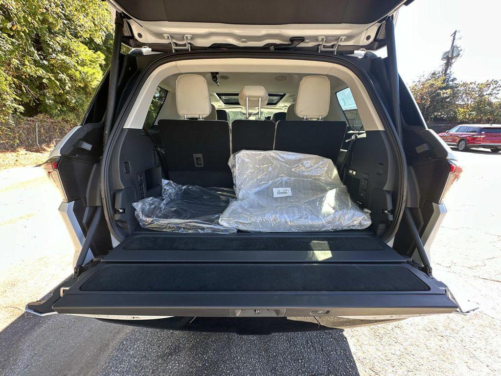 new 2025 Lincoln Navigator car, priced at $99,442