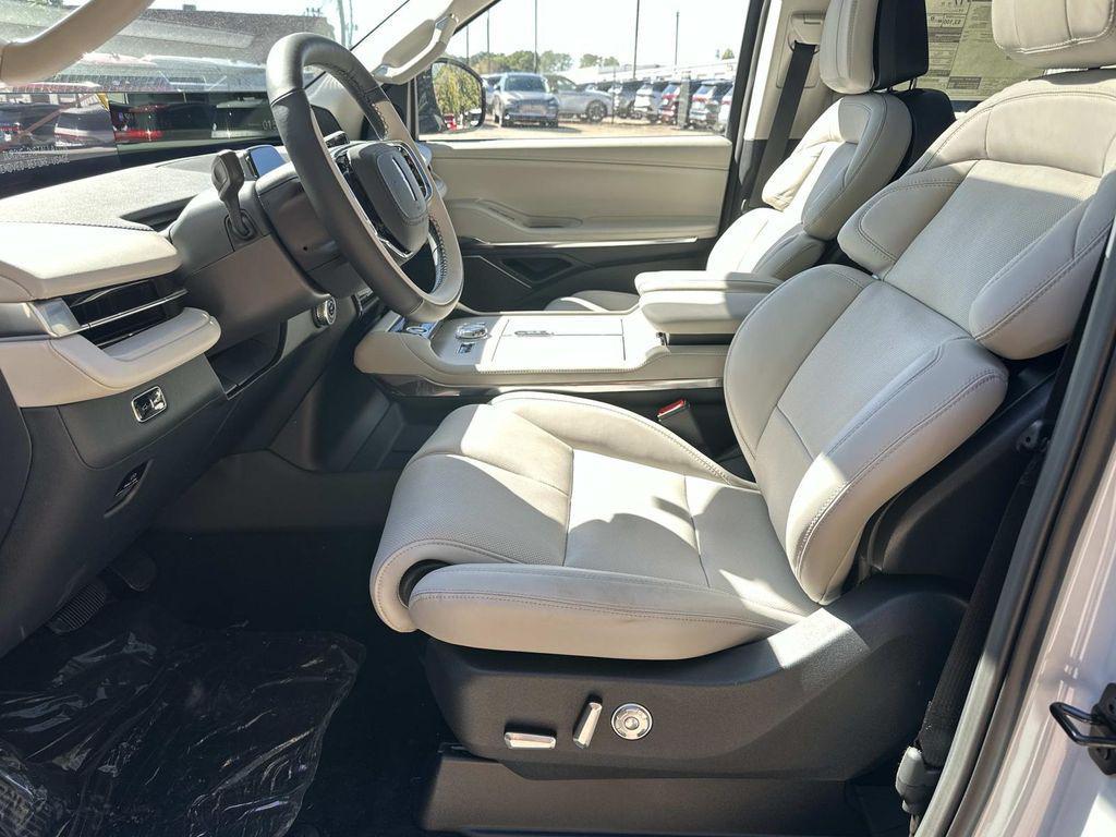 new 2025 Lincoln Navigator car, priced at $99,442