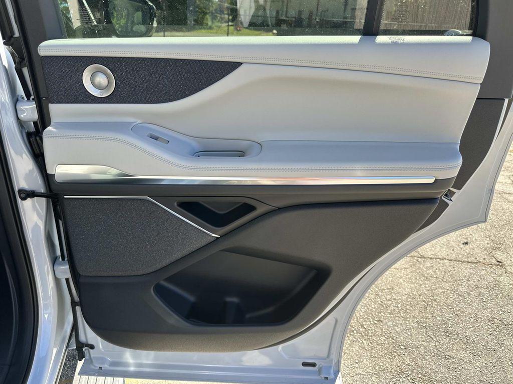 new 2025 Lincoln Navigator car, priced at $99,442