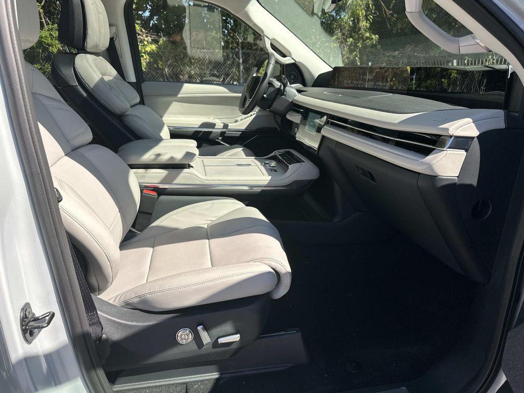 new 2025 Lincoln Navigator car, priced at $99,442