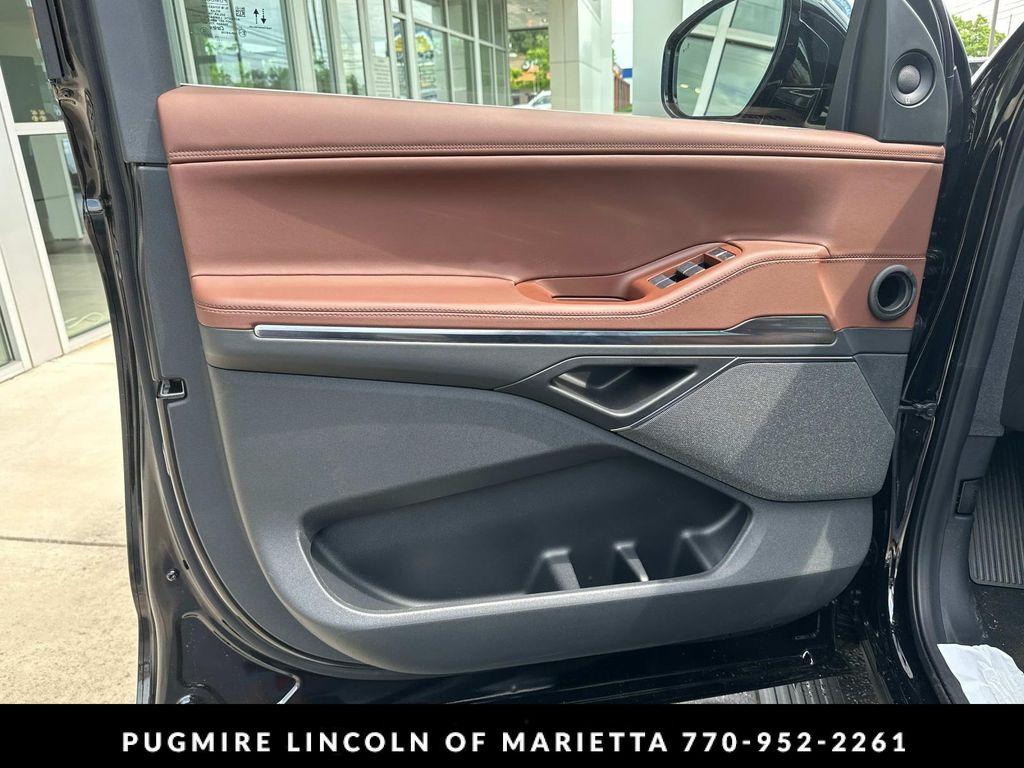 new 2025 Lincoln Navigator car, priced at $105,795