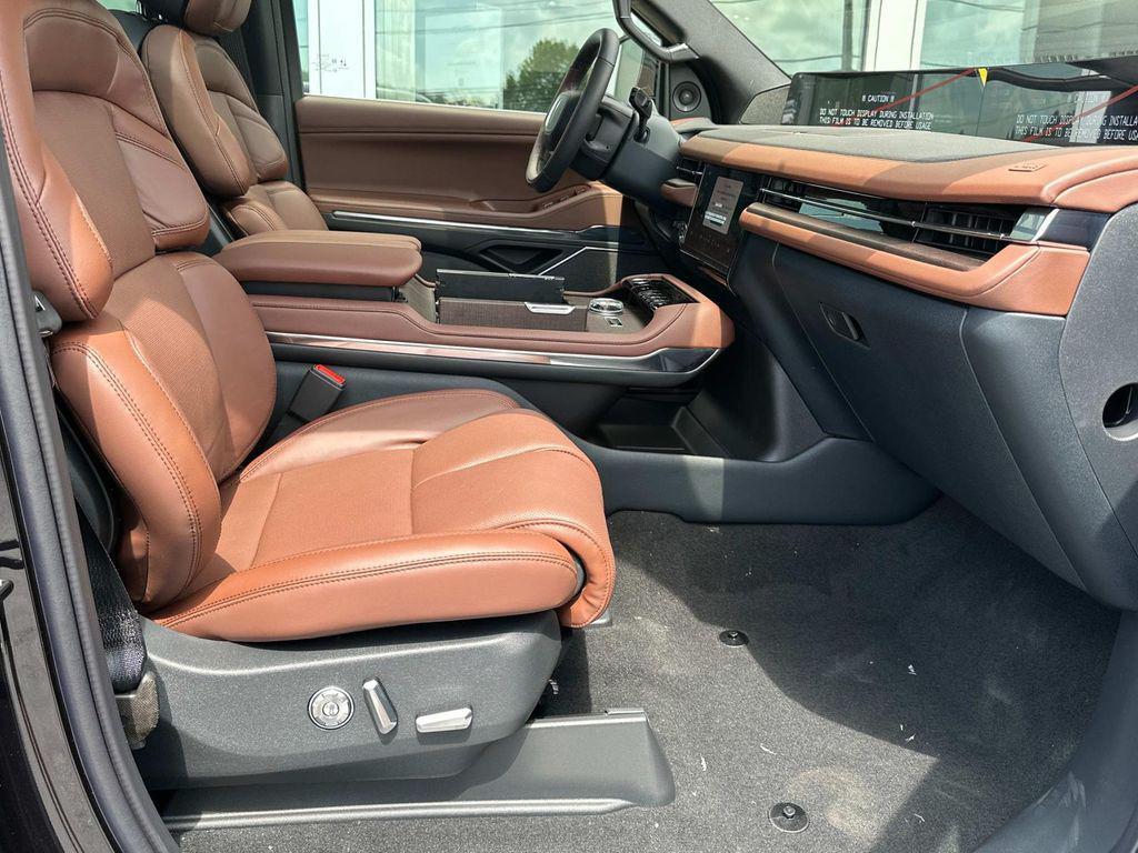 new 2025 Lincoln Navigator car, priced at $101,563