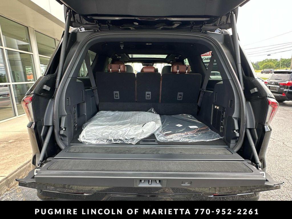 new 2025 Lincoln Navigator car, priced at $105,795