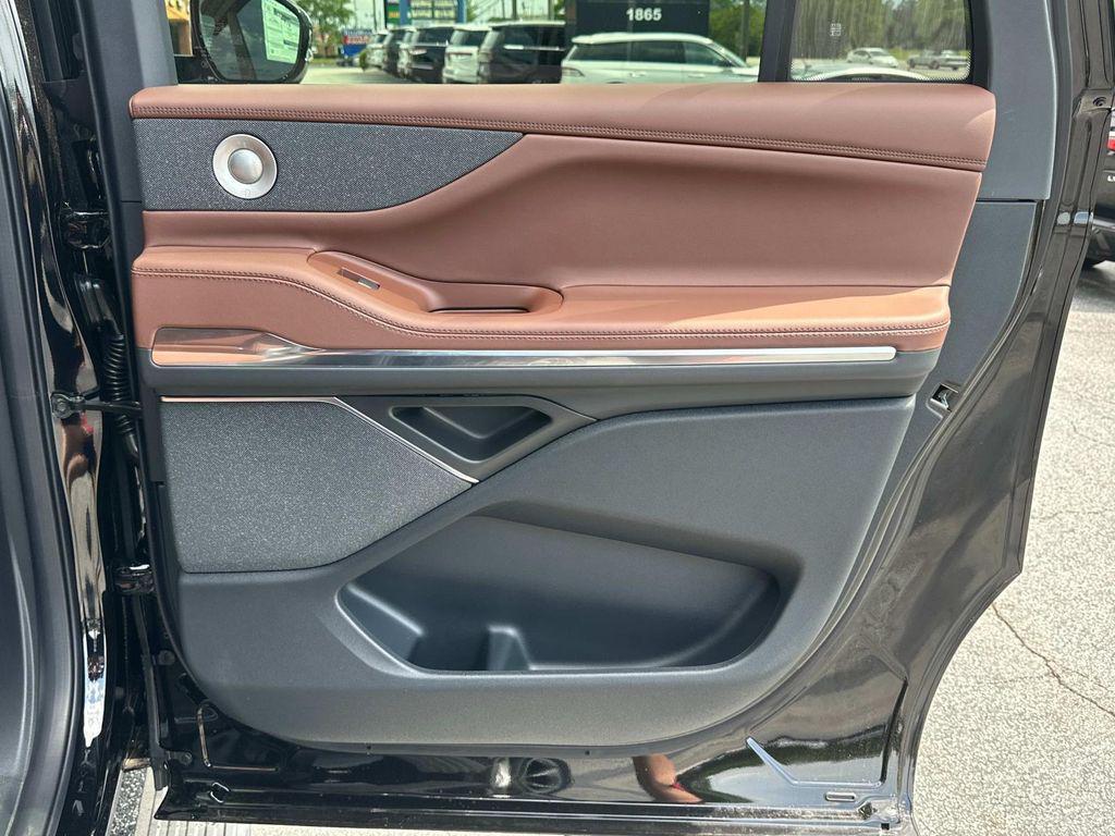 new 2025 Lincoln Navigator car, priced at $101,563