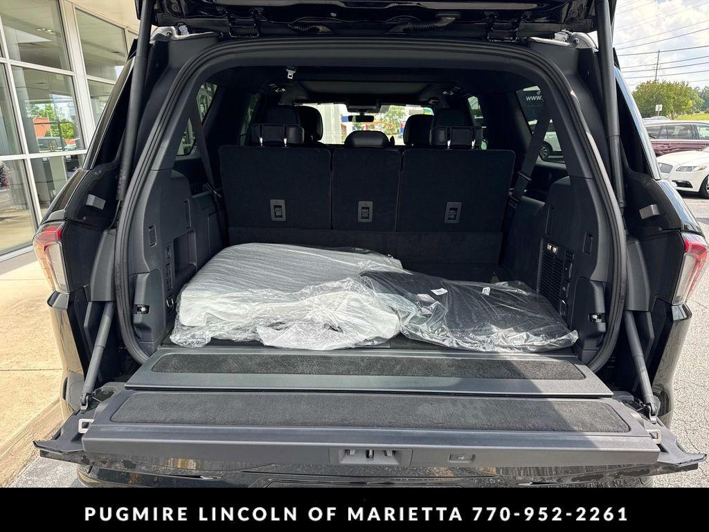 new 2025 Lincoln Navigator car, priced at $108,225
