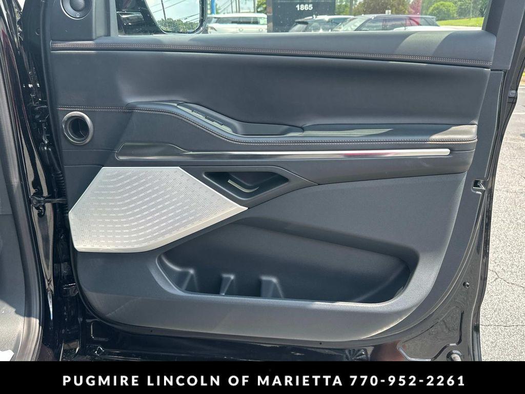new 2025 Lincoln Navigator car, priced at $121,730