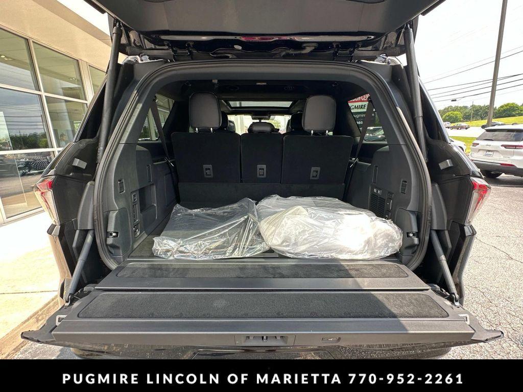 new 2025 Lincoln Navigator car, priced at $121,730