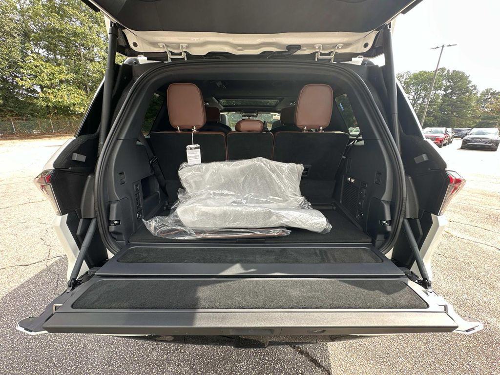 new 2025 Lincoln Navigator car, priced at $102,802