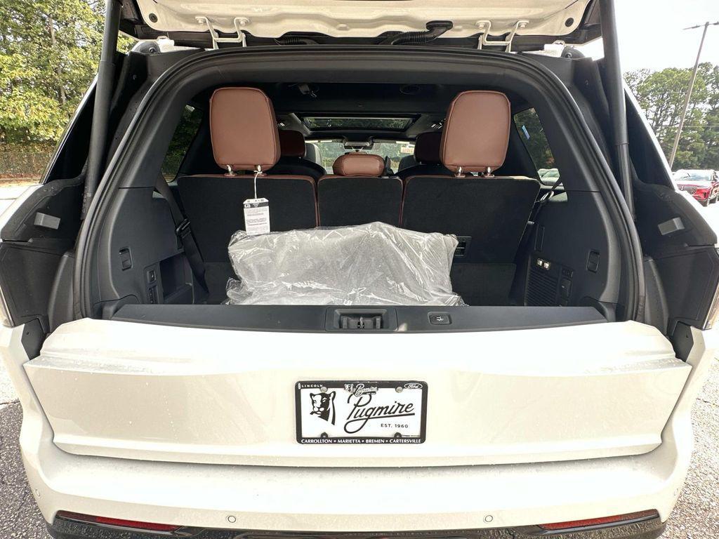 new 2025 Lincoln Navigator car, priced at $102,802