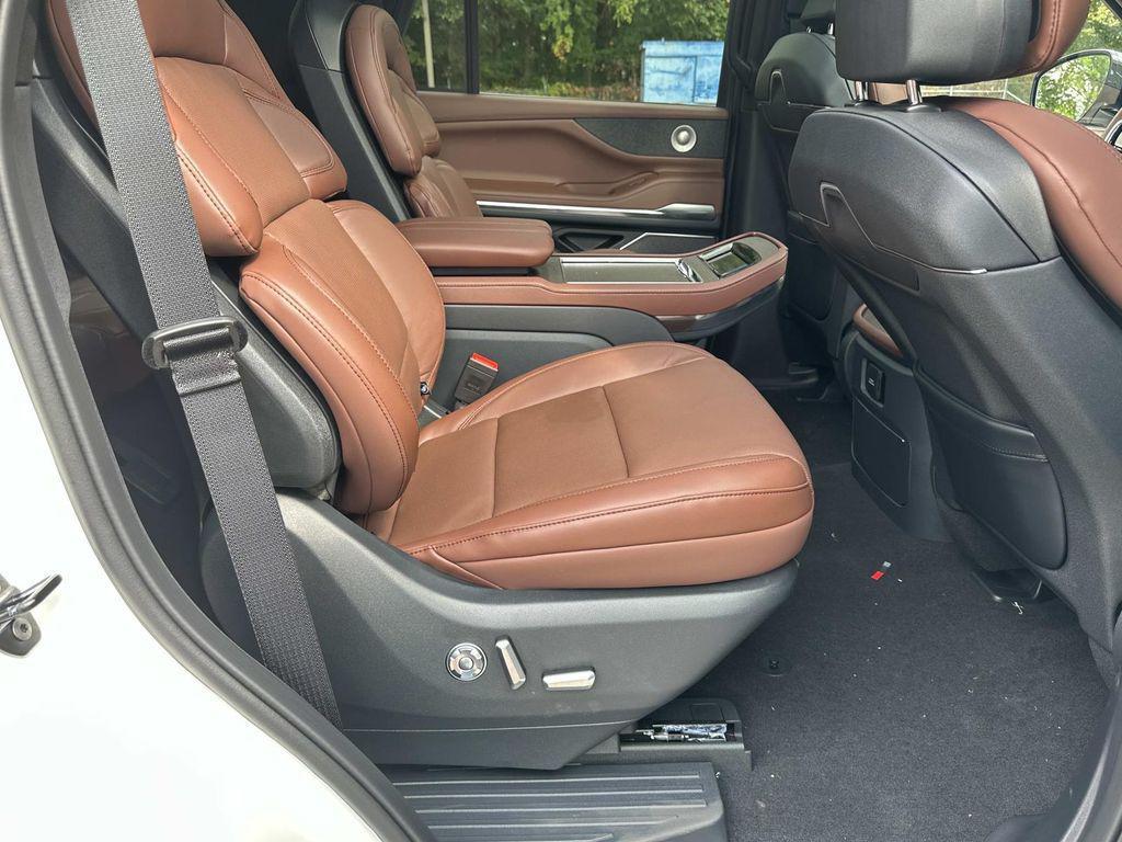 new 2025 Lincoln Navigator car, priced at $102,802