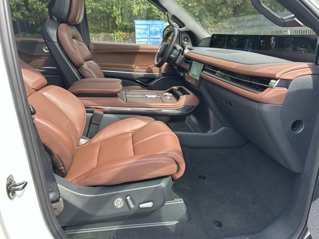 new 2025 Lincoln Navigator car, priced at $102,802