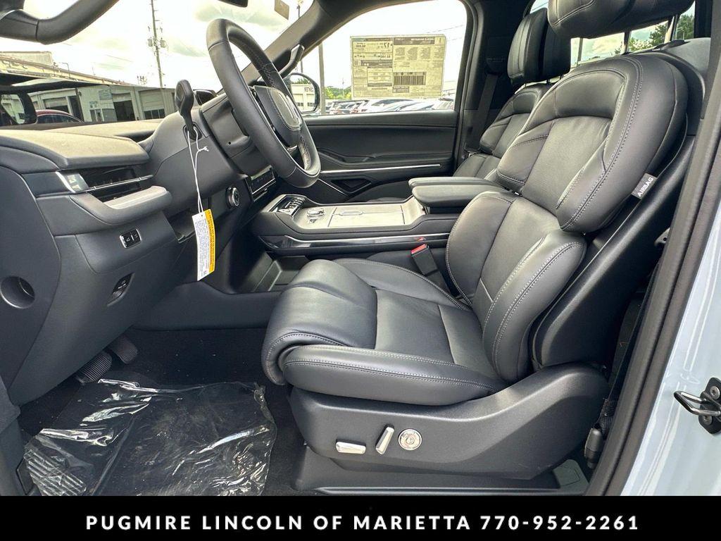 new 2025 Lincoln Navigator car, priced at $109,430