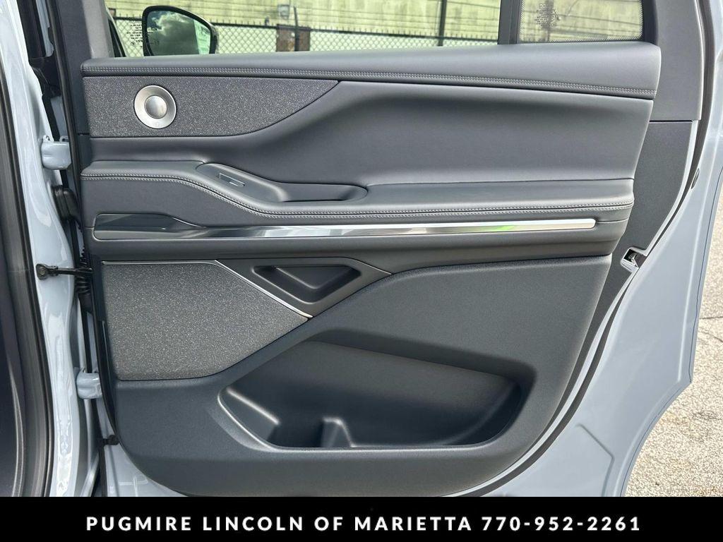 new 2025 Lincoln Navigator car, priced at $109,430