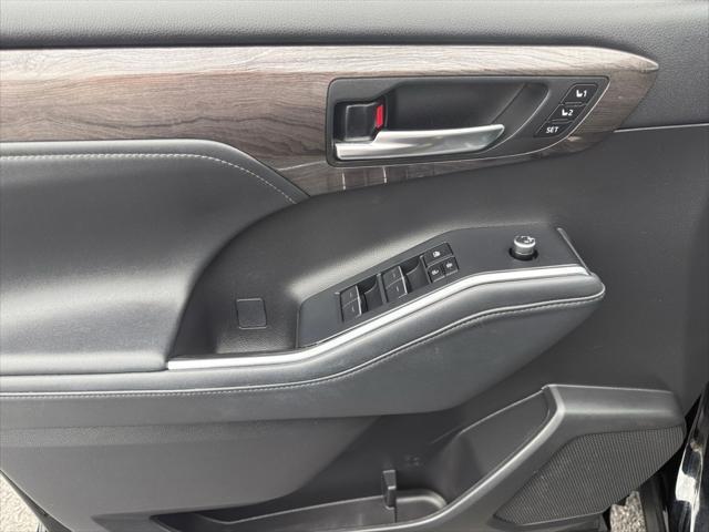 used 2022 Toyota Highlander car, priced at $43,599