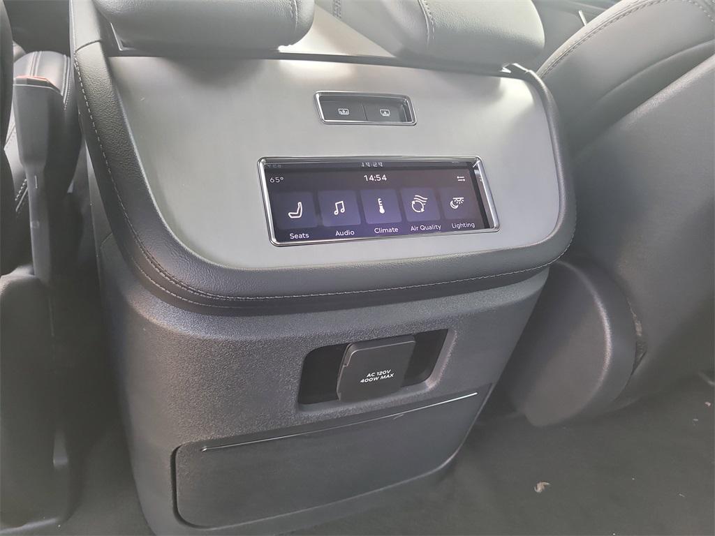 new 2025 Lincoln Navigator car, priced at $102,182