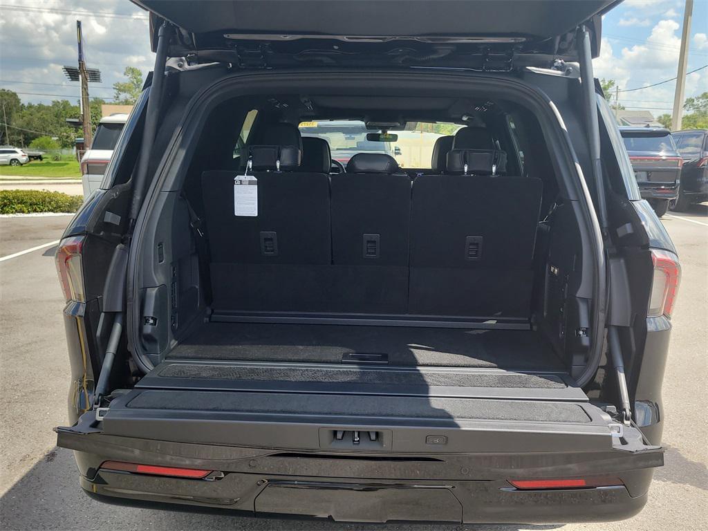 new 2025 Lincoln Navigator car, priced at $102,182