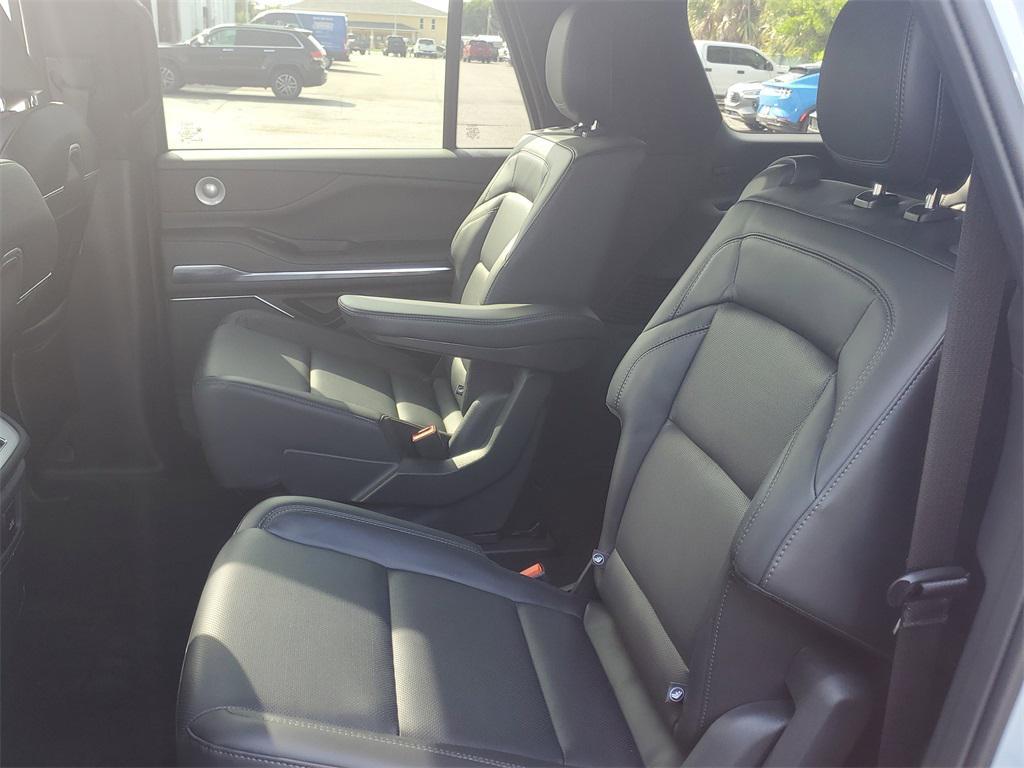 new 2025 Lincoln Navigator car, priced at $105,053