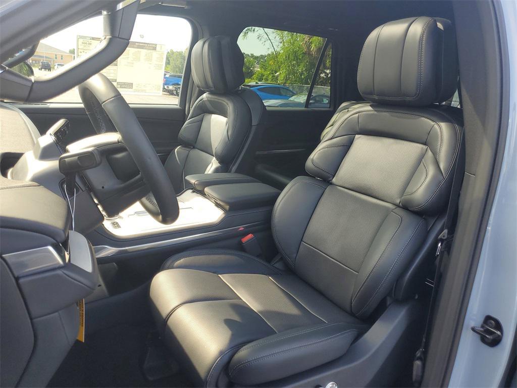 new 2025 Lincoln Navigator car, priced at $105,053