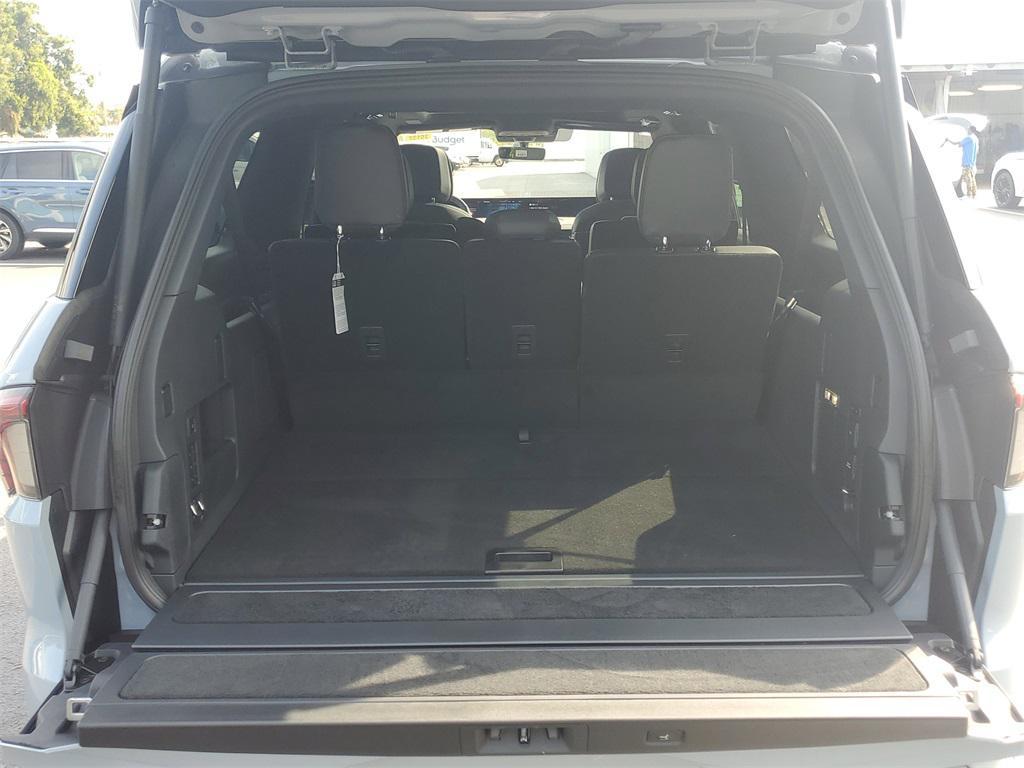 new 2025 Lincoln Navigator car, priced at $105,053