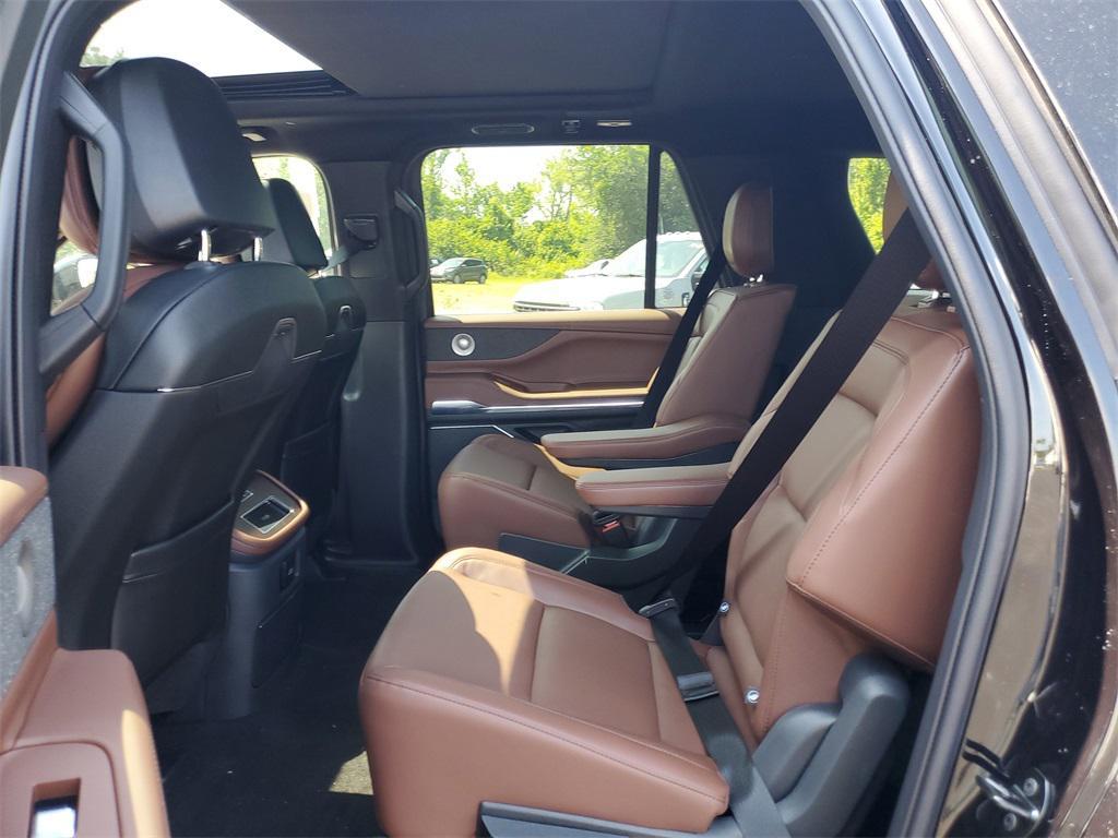 new 2025 Lincoln Navigator car, priced at $103,656