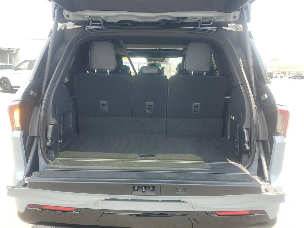 new 2025 Lincoln Navigator car, priced at $104,698