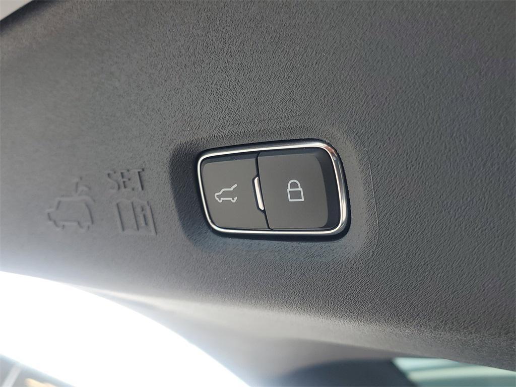 new 2025 Lincoln Navigator car, priced at $104,698