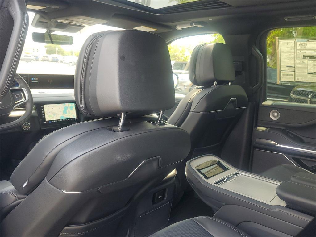 new 2025 Lincoln Navigator car, priced at $104,698