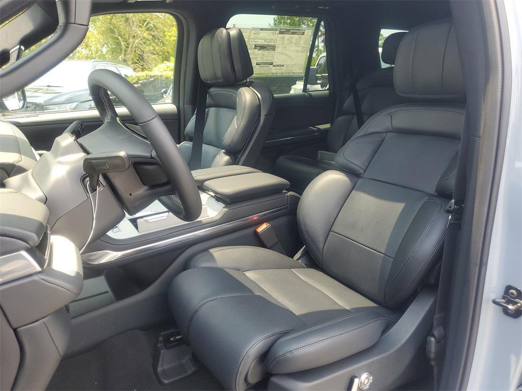 new 2025 Lincoln Navigator car, priced at $104,698