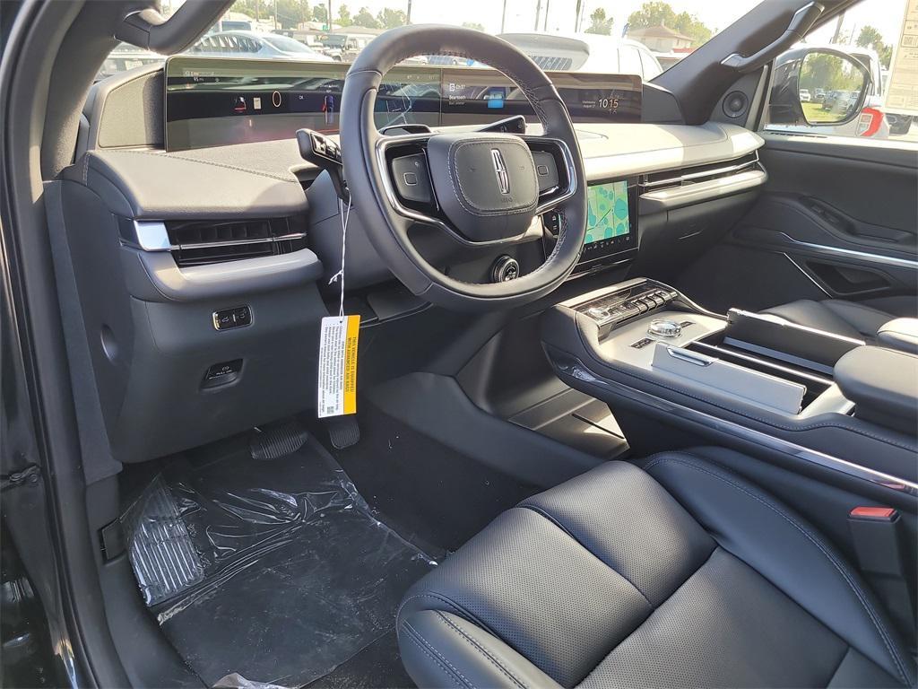 new 2025 Lincoln Navigator car, priced at $102,182