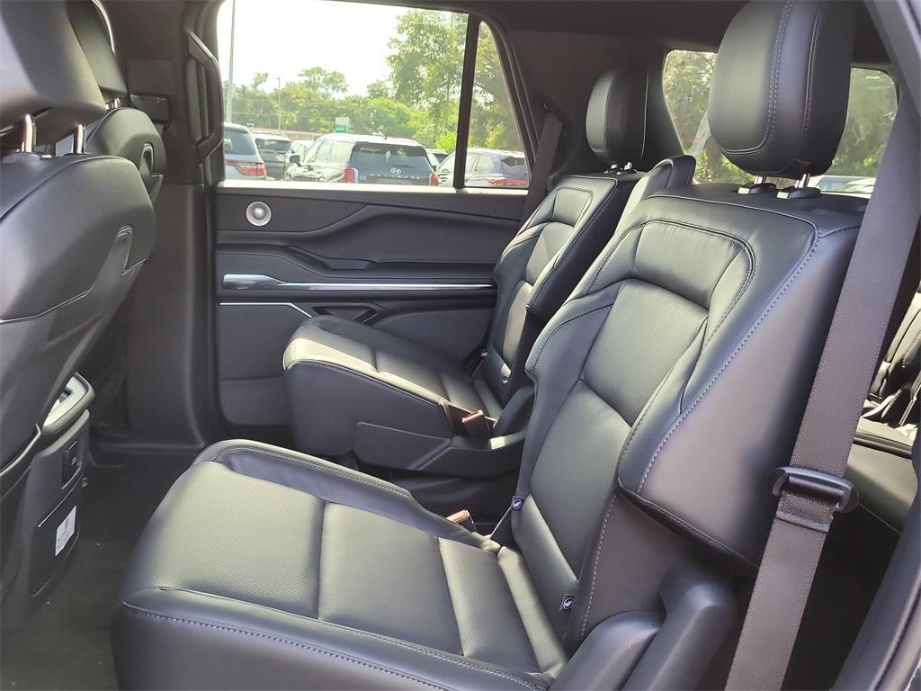 new 2025 Lincoln Navigator car, priced at $102,182