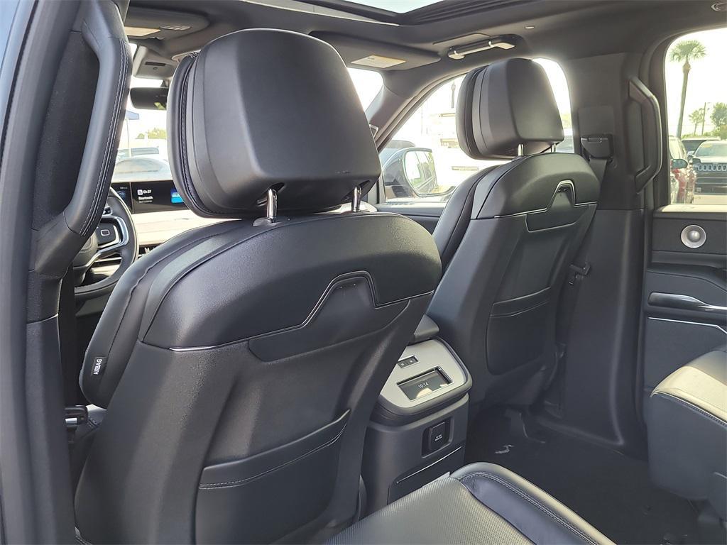 new 2025 Lincoln Navigator car, priced at $102,182
