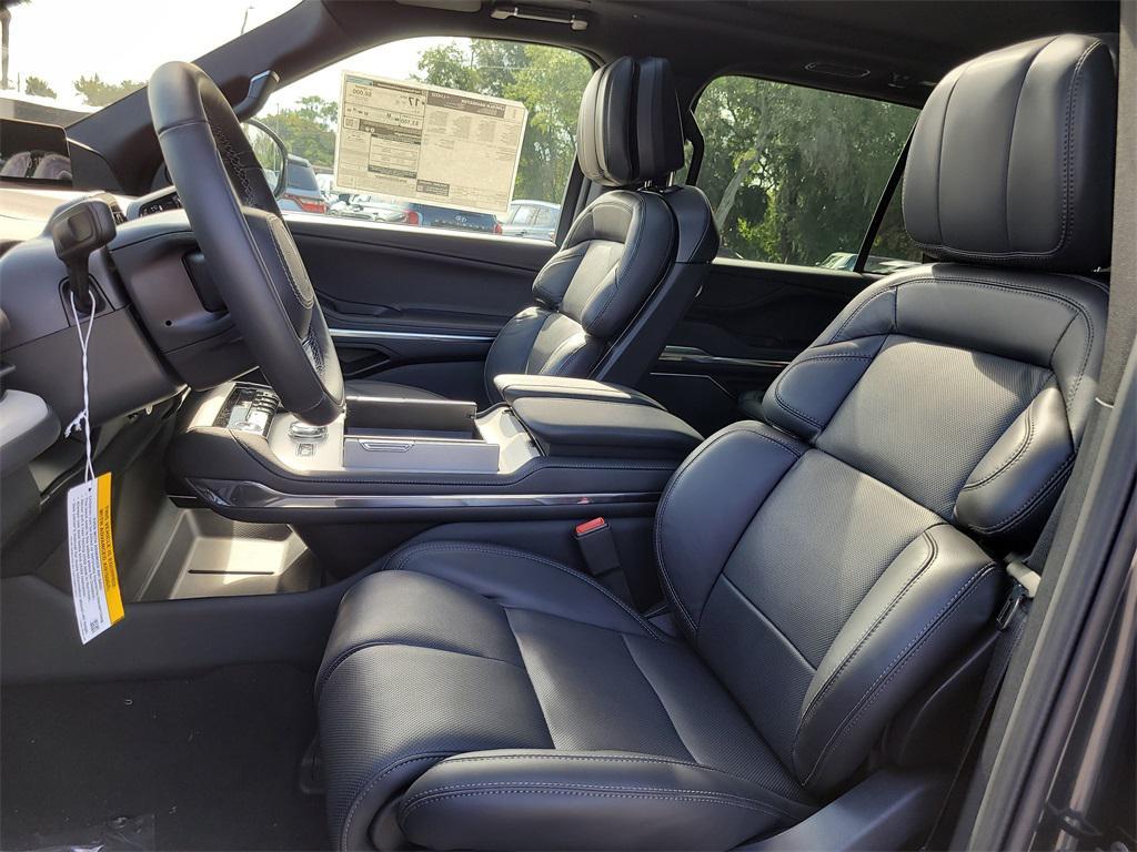 new 2025 Lincoln Navigator car, priced at $102,182