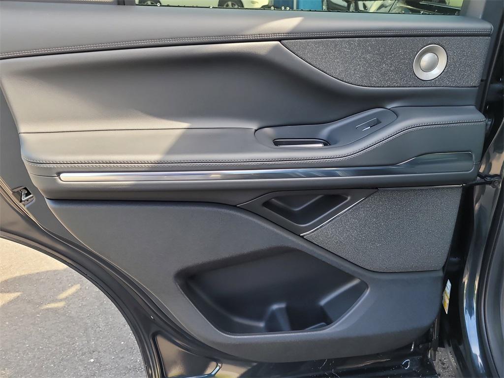 new 2025 Lincoln Navigator car, priced at $102,182