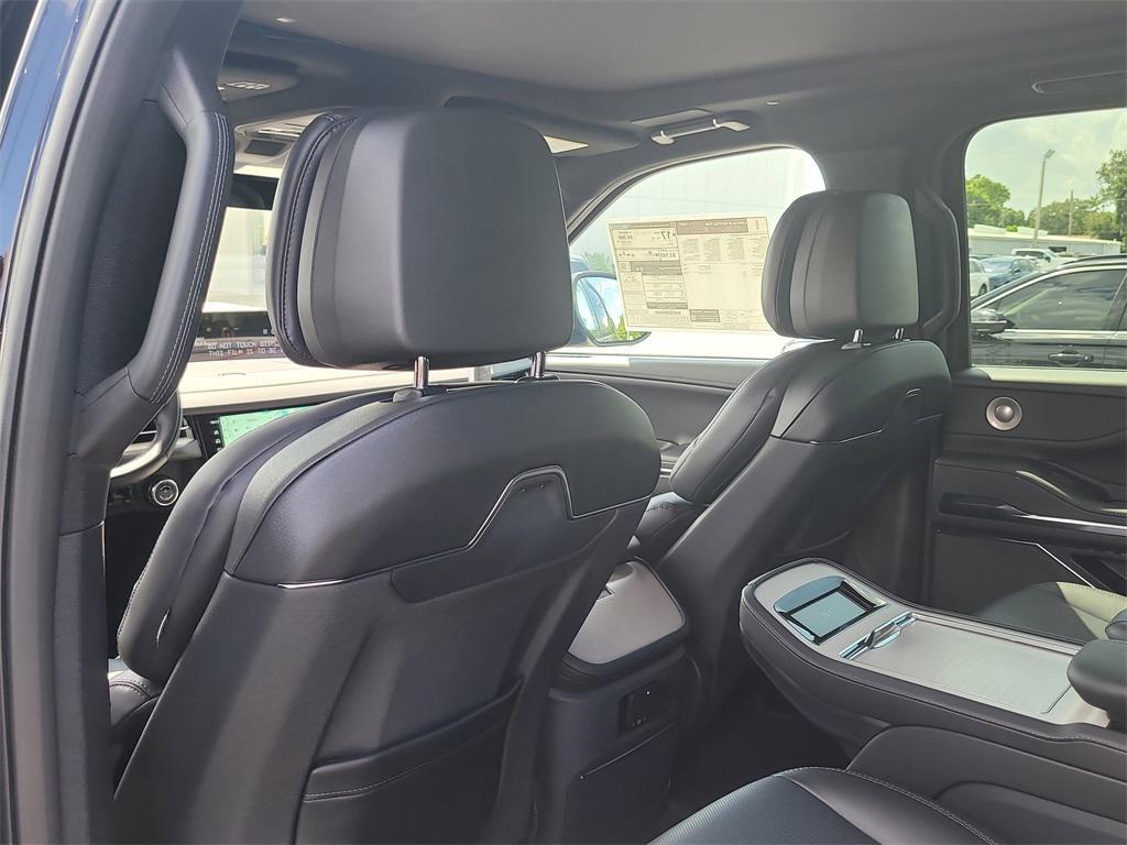 new 2025 Lincoln Navigator car, priced at $104,822