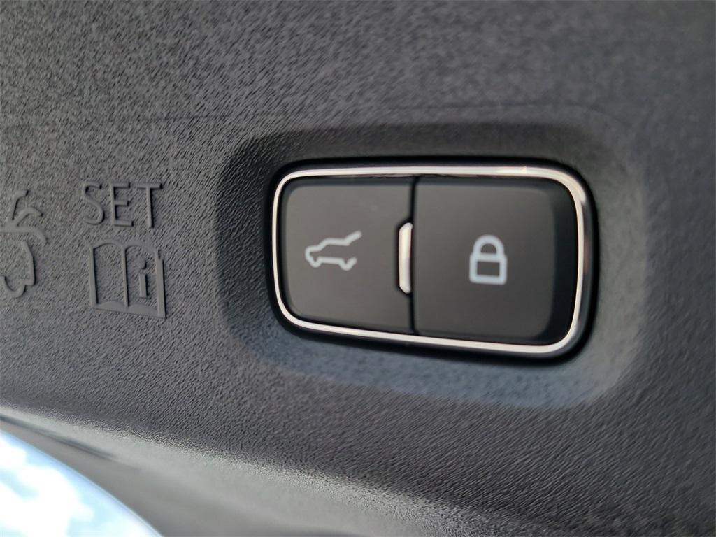 new 2025 Lincoln Navigator car, priced at $104,822