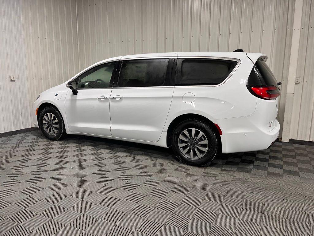 new 2025 Chrysler Pacifica Hybrid car, priced at $54,030