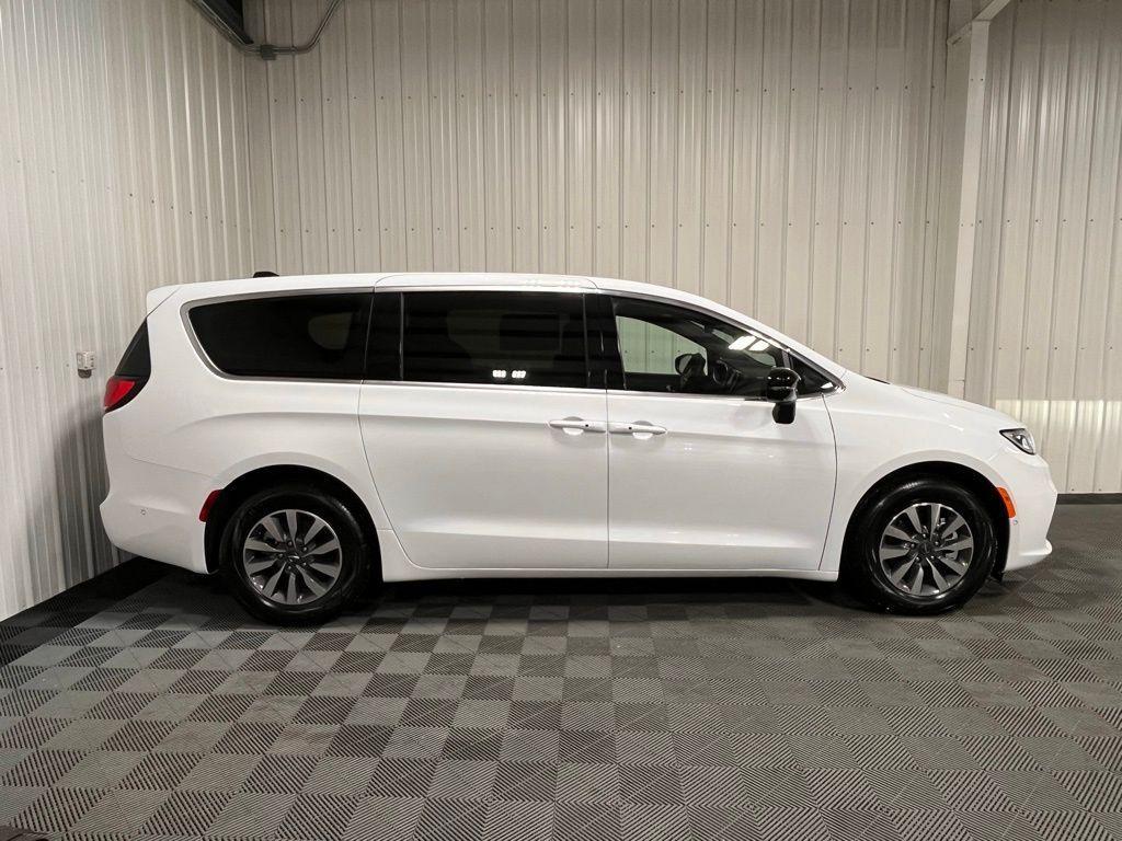 new 2025 Chrysler Pacifica Hybrid car, priced at $54,030