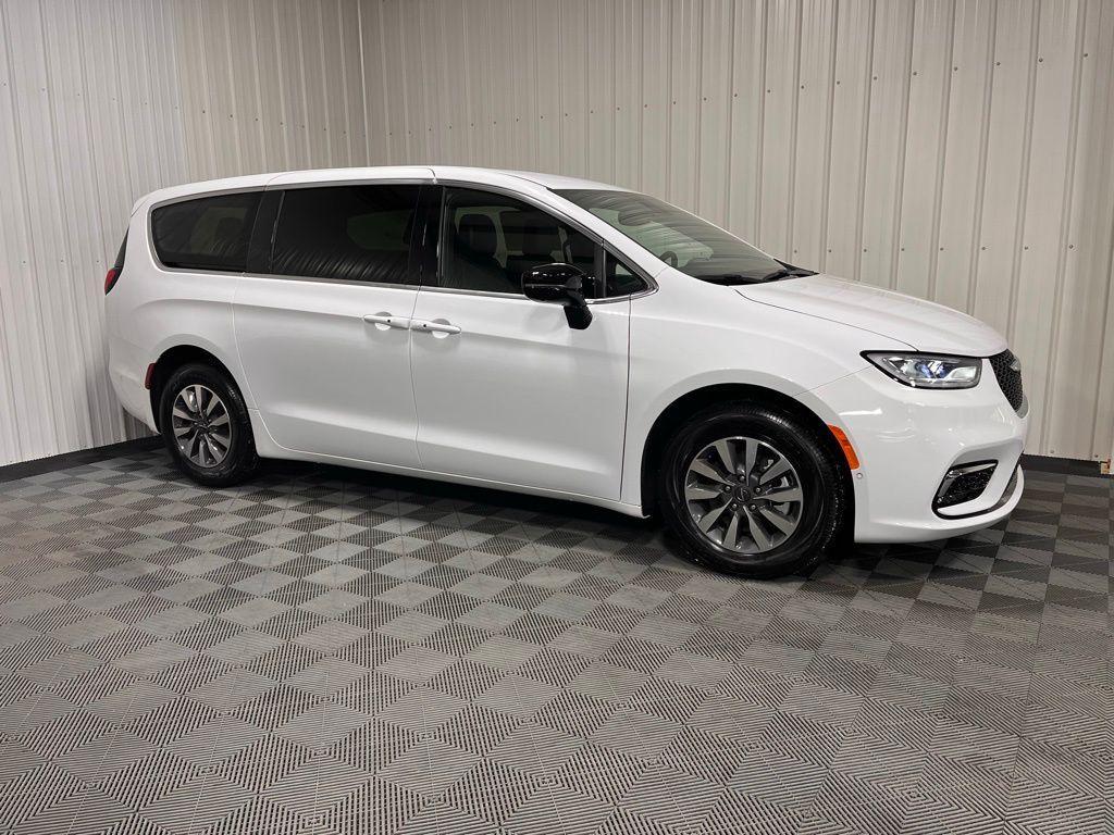 new 2025 Chrysler Pacifica Hybrid car, priced at $54,030