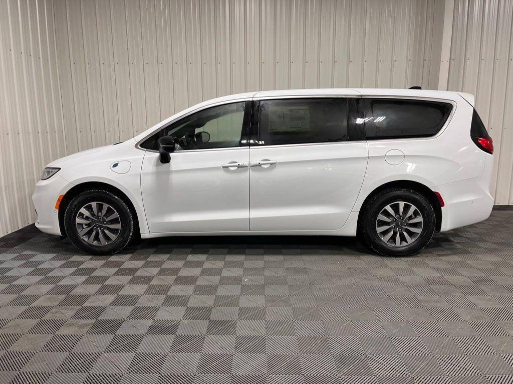 new 2025 Chrysler Pacifica Hybrid car, priced at $54,030