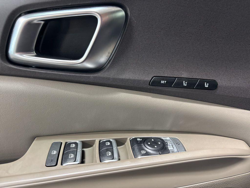 used 2025 Kia Carnival Hybrid car, priced at $41,800