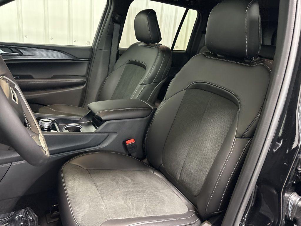 new 2025 Jeep Grand Cherokee car, priced at $47,163