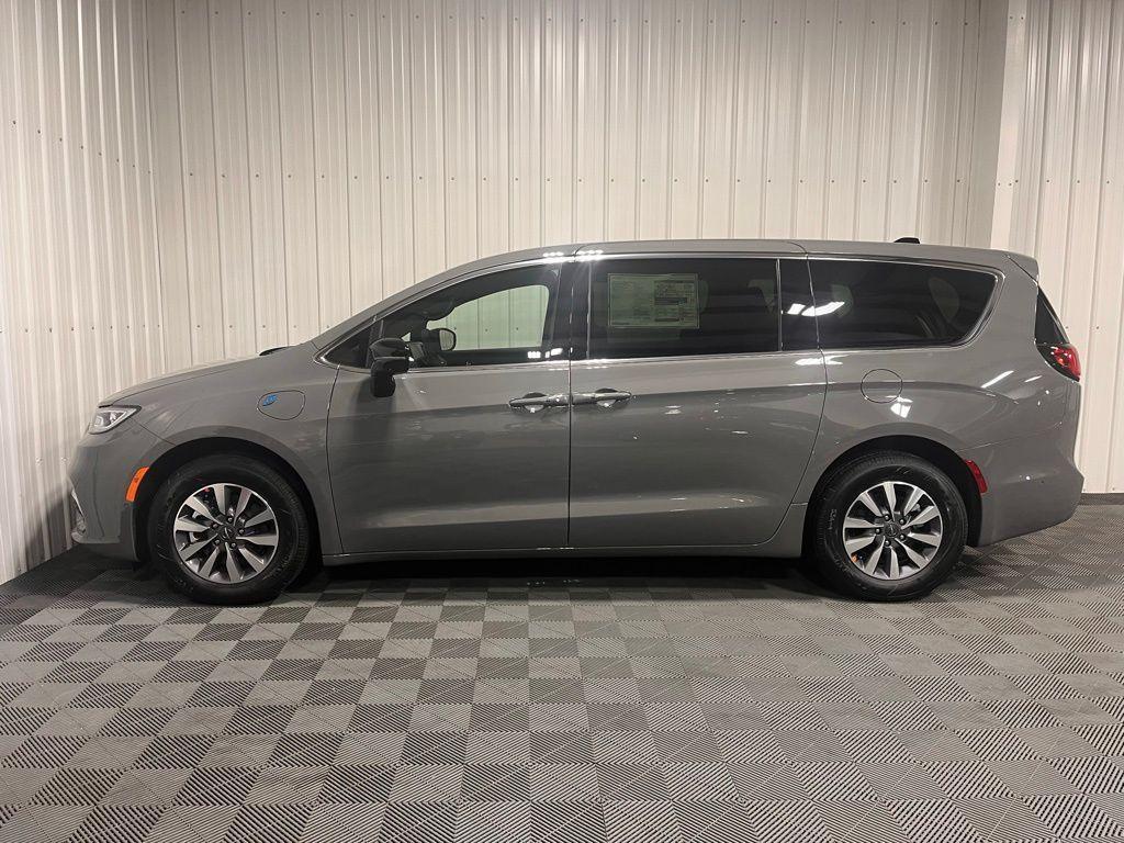 new 2025 Chrysler Pacifica Hybrid car, priced at $54,525