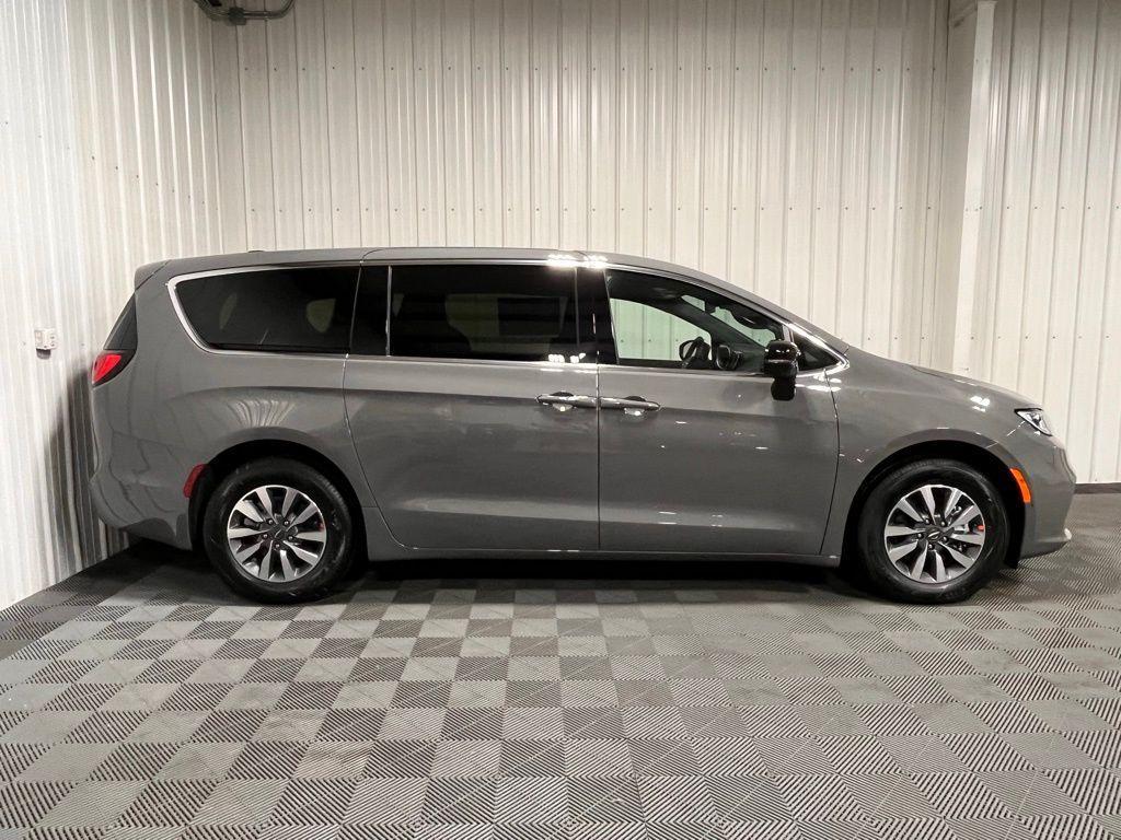 new 2025 Chrysler Pacifica Hybrid car, priced at $54,525