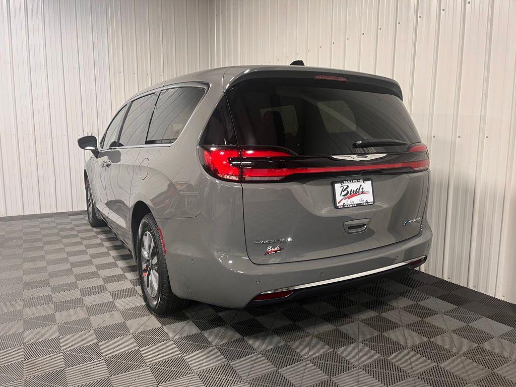 new 2025 Chrysler Pacifica Hybrid car, priced at $54,525